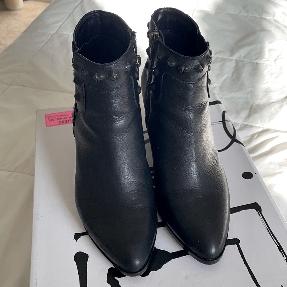 Dolce Vita leather bootie - Women’s 5